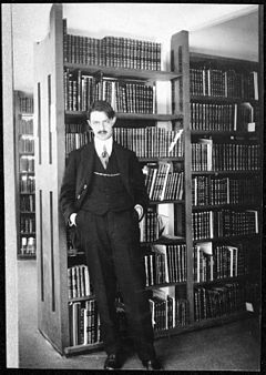 Självporträtt av Henning Söderhjelm i universitetsbiblioteket, 1913.