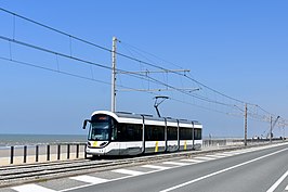 Tussen Oostende en Middelkerke heeft men vanuit de Kusttram uitzicht op de Noordzee. Een Urbos 100 (Zeelijner) is hier in 2021 op weg richting Middelkerke.