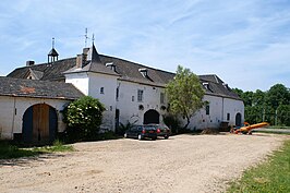 De hoeve Terlinden, met rechts de oude pachthoeve en links de toegangspoort tot het voormalige kasteel.