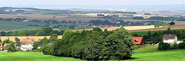 Het Osterzgebirge is sterk gekenmerkt door horsten en bezit kleinschalige natuurgebieden meestal in de dalen. Op de achtergrond bevindt zich het dal van Elbe. (2004)