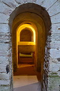 Le sarcophage de saint Philibert dans l'abbatiale de Saint-Philbert-de-Grand-Lieu.