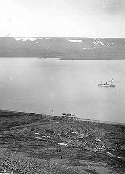 Advent City 1906. Fartyget på Adventfjorden är S/S Kong Harald på turistsommarrutten Bergen – Svalbard.