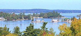 Vue panoramique de quelques îles parmi les Mille-Îles depuis l'État de New York et vers la province de l'Ontario.