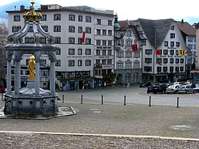 Hauptstrouss mit Routhuus u Chlouschterplatz