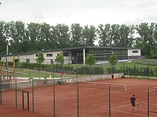 Photographie de la piscine des Remparts et de courts de tennis