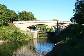 Saint-Aubin-sur-Yonne and a bridge on the Yonne river