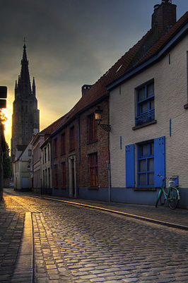 Blik op de Goezeputstraat, met op de achtergrond de Onze-Lieve-Vrouwekerk.