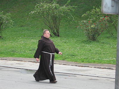 Franciscà conventual polonès amb l'hàbit marró fosc