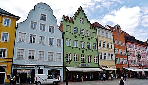 Altstadthäuser in Landshut: (von links) Schweifgiebel, Staffelgiebel, Walmdach, Volutengiebel und traufständiges Haus