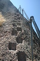 een ganzentrap uitgehakt in een steile rotshelling (Pinnacles National Park)