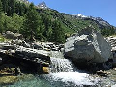 Hoge bergstroom in Haute-Maurienne.