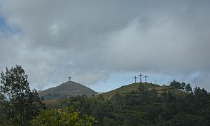 Christusstatue und Gipfelkreuze in Letefoho