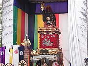 神田祭、鉾台型山車（2009年5月9日撮影）。かつて山王祭に出されていた「加茂能人形」の山車。関東大震災で焼失したのを昭和30年（1955年）代に復元製作された[1]。