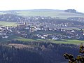 Blick auf Ziegelerden und Gehülz (im Hintergrund)