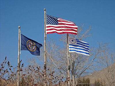 De vlag van de Verenigde Staten (midden) de vlag van de staat Utah van voor 2011 (links) en de vlag van de Mormoonse pioniers (rechts)