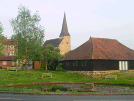 Vijver en kerk.