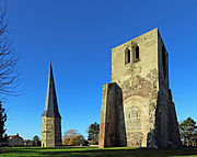 De "Scherpe Torre" en de "Vierkante Torre" van de Sint-Winoksabdy.