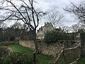 Vue de côté du château du Vau de Quip.