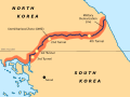 Carte de la région de la frontière entre la Corée du Nord et la Corée du Sud. La frontière est tracée en violet, la zone démilitarisée est indiquée en orange et le 38e parallèle est affiché par une fine ligne noir.