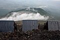 小顶架屋位于火山口的边缘，可以看到熔岩湖，其景观对游客有惊人的效果