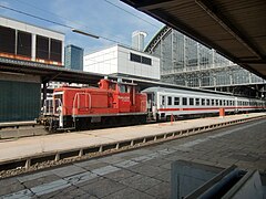 DB 363 mit IC-Wagen in Frankfurt