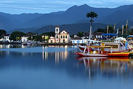 Vista de Paraty a partir do mar. Em destaque, a Igreja de Santa Rita de Cássia.