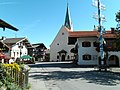 Ortsmitte von Törwang mit dem Gasthaus und Hotel Zur Post (links im Bild)