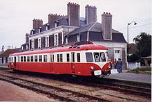 Photo d'un autorail stationnée devant une gare.