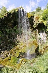 Cascade dans les tufs.