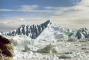 Glacimonto sur sia vojo tra la Glacifjordo Ilulissat.