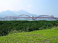 從淡水河畔望關渡大橋