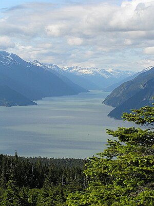 Blick von der Chilkat-Halbinsel auf die Mündung des Taiya Inlet ins Chilkoot Inlet