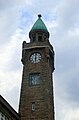 Pegelturm der St. Pauli-Landungsbrücken in Hamburg mit Anzeigeskala. Das runde Zifferblatt zeigt in diesem Fall die Uhrzeit an.