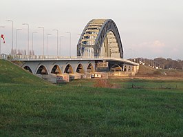 De IJsselbrug in 2005, gezien vanuit Zwolle.