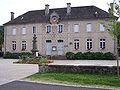 La mairie d'Antignac, et le monument aux morts.