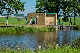 Gemaal De Groeve aan de instroom van de Tatjemaar in het kanaal (voorgrond), iets ten noorden van het Schildmeer.