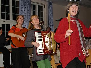 De vierkoppige Nederlandse band Kajto richt zich op de Friese volksmuziek, zeemansliedjes en canons.