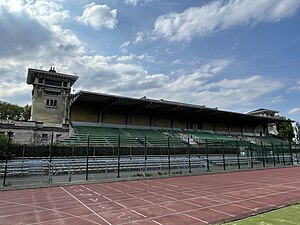 La tribune principale du stade.