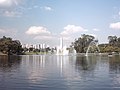 Lago do parque, com o Obelisco ao fundo