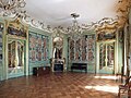 Chinesisches Zimmer, Schloss Lichtenwalde, Sachsen. Chinesische Malereien und Porzellan in einem sehr feinen Rokoko-Boiserierahmen