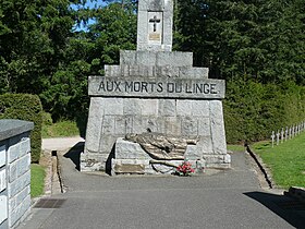 Gisant au pied de la Grande Croix du cimetière au col.