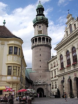 Plein met drievuldigheidszuil en de Vuurtoren op de achtergrond