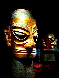 Masques, bronze revêtu de feuille d'or. h : 42 cm env. Datés vers 1200 av. J.-C. Musée de Sanxingdui, Sichuan.