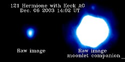 Kaksi Keck-teleskoopin kuvaa 121 Hermionesta. Oikeanpuoleisessa kuvassa Hermionen kuu S/2002 (121) 1 näkyy ylhäällä