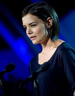 Katie Holmes making a speech at the National Memorial Day in Washington, D.C., ngày 24 tháng 5 năm 2009