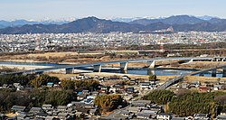 ツインアーチ138から望む木曽川本流に架かる、東海北陸自動車道の木曽川本川橋（2017年（平成29年）1月18日撮影）