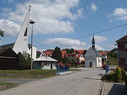 Náves s filiálním kostelem sv. Cyrila a Metoděje a kaplí Panny Marie