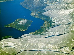 Vista aerea di parte della sponda bresciana del Lago d'Iseo e di Monte Isola.