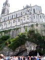 Vue de la basilique de l'Immaculée-Conception surplombant la grotte.