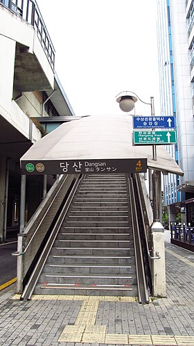 Un des treize accès à la station.